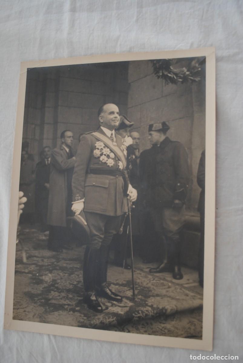 Fotograf&iacute;a antigua: FOTO DEL GENERAL VARELA A LA ESPERA DE ALGO .