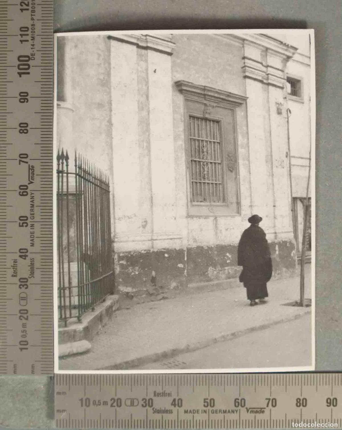 Fotograf&iacute;a antigua: FOTOGRAFIA. SACERDOTE CAMINANDO. CADIZ HACIA 1940