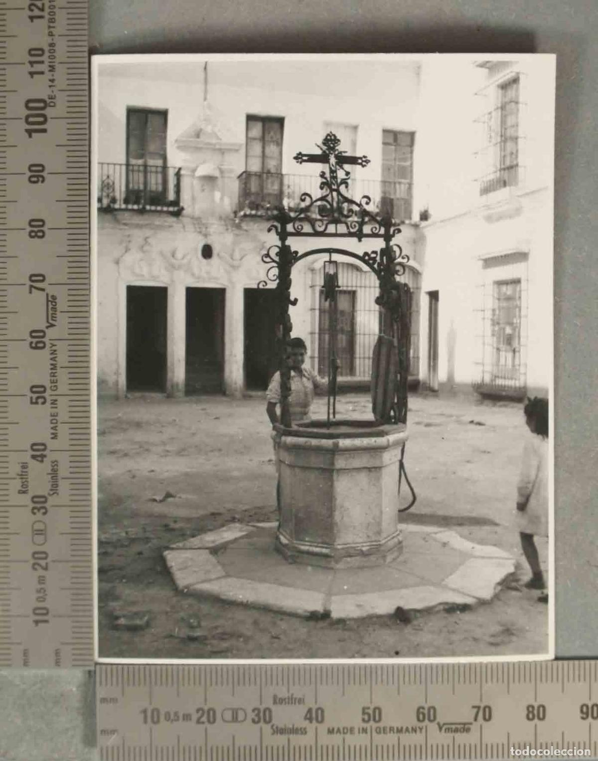 Fotograf&iacute;a antigua: FOTOGRAFIA. San Fernando - Patio Cambiazo - NI&Ntilde;OS EN EL POZO CADIZ HACIA 1940