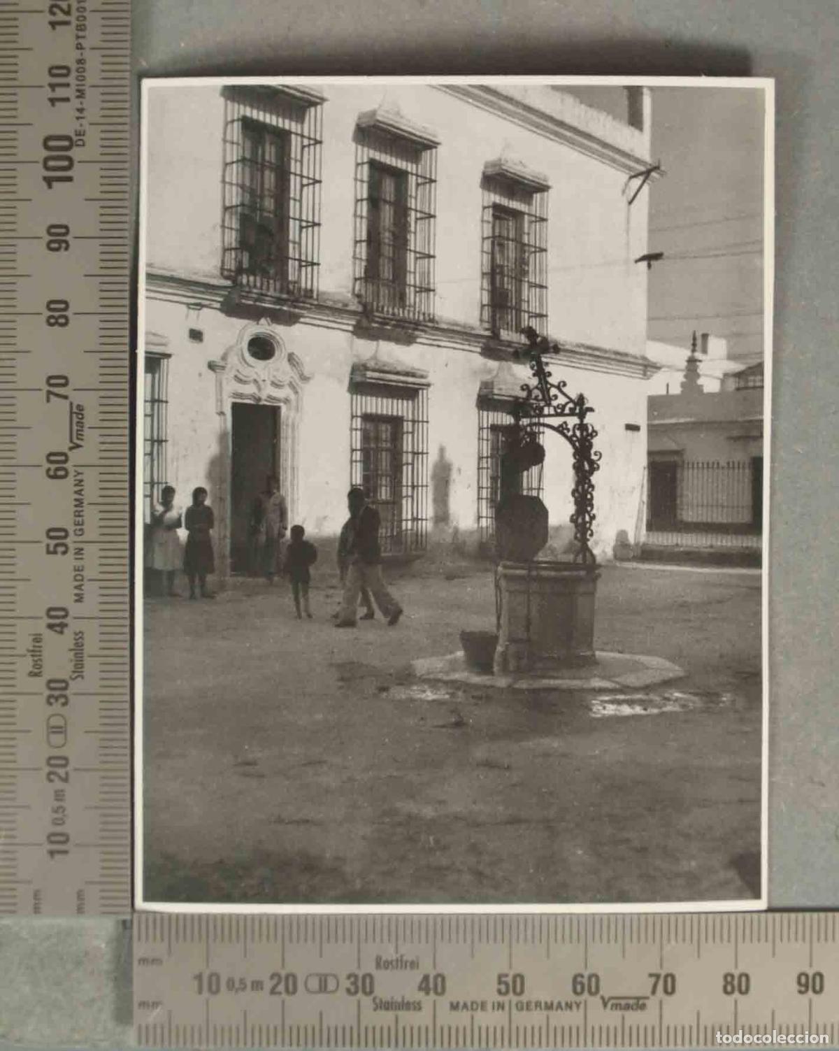 Fotograf&iacute;a antigua: FOTOGRAFIA. FOTOGRAFIA. San Fernando - Patio Cambiazo - NI&Ntilde;OS POZO 1940 CADIZ