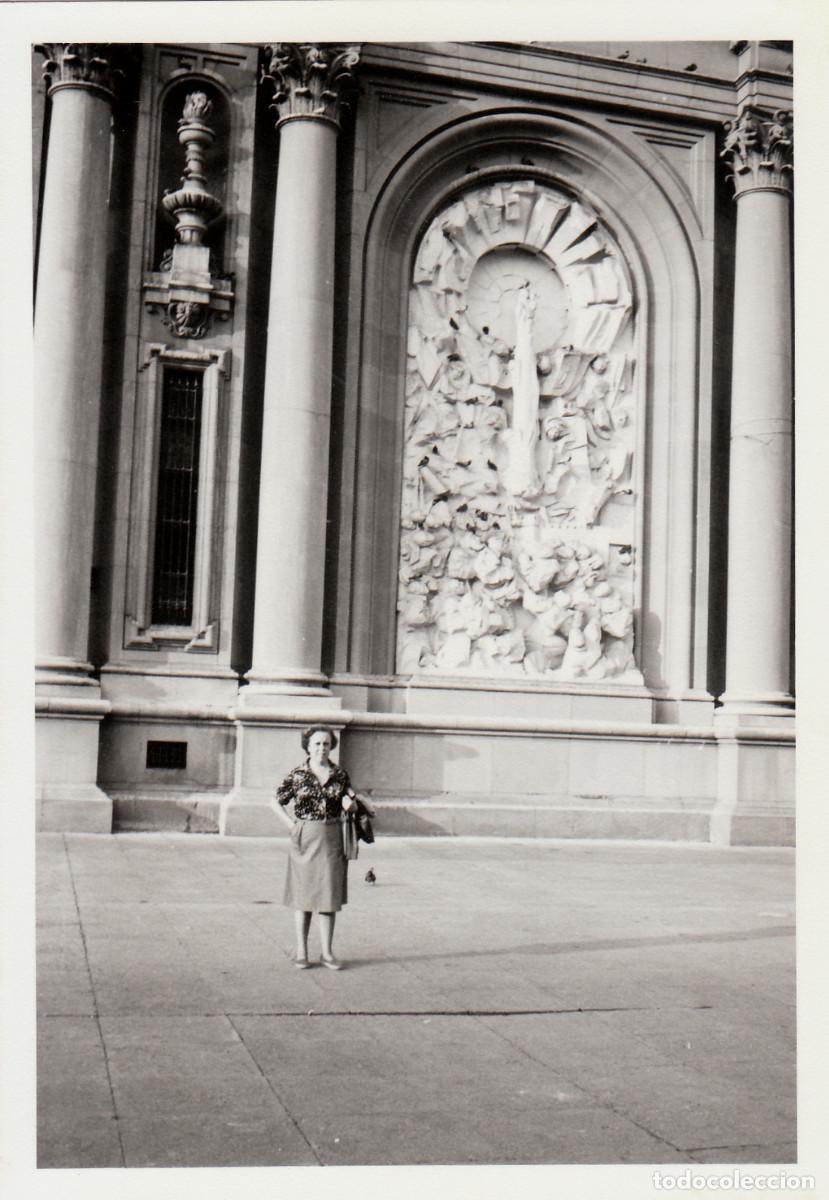Fotograf&iacute;a antigua: El Pilar, Zaragoza. Relieve de Pablo Serrano. A&ntilde;os 60 pc