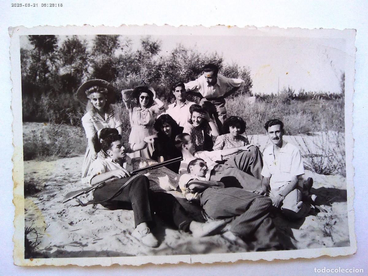 Fotograf&iacute;a antigua: FOTO DE JOVENES EN EL CAMPO, UNO CAZADOR CON ESCOPETA , 1946