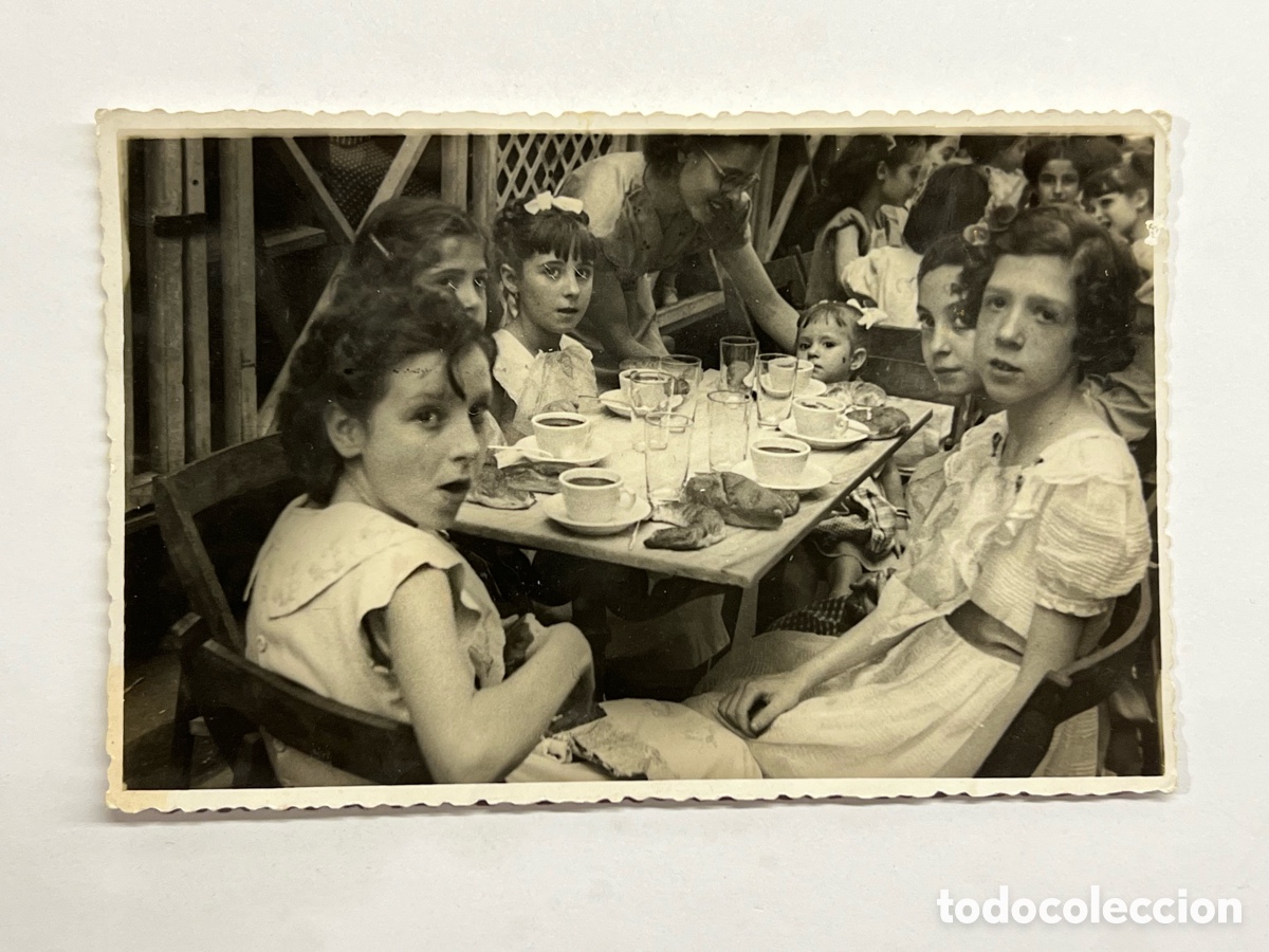 Fotograf&iacute;a antigua: BARCELONA. Fiesta Mayor de Gracia. Pasaje Frigola. Merienda para los ni&ntilde;os.. (h.1950?)