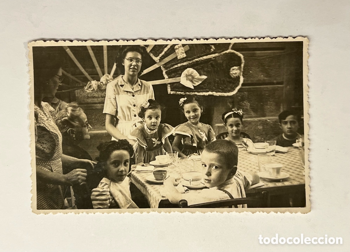 Fotograf&iacute;a antigua: BARCELONA. Fiesta Mayor de Gracia. Pasaje Frigola. Merienda para los ni&ntilde;os.. (h.1950?)
