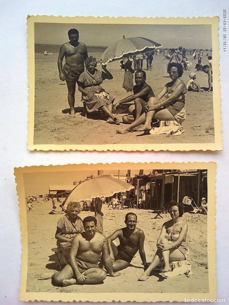 Fotograf&iacute;a antigua: LOTE DE 2 FOTOS DE GENTE EN BA&Ntilde;ADOR EN LA PLAYA . CHIPIONA , 1965