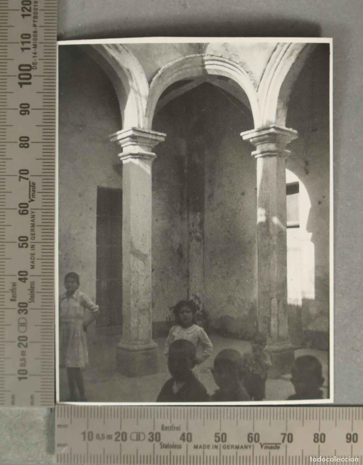 Fotografia antiga: FOTOGRAFIA. NI&Ntilde;O EN PATIO. CADIZ HACIA 1940