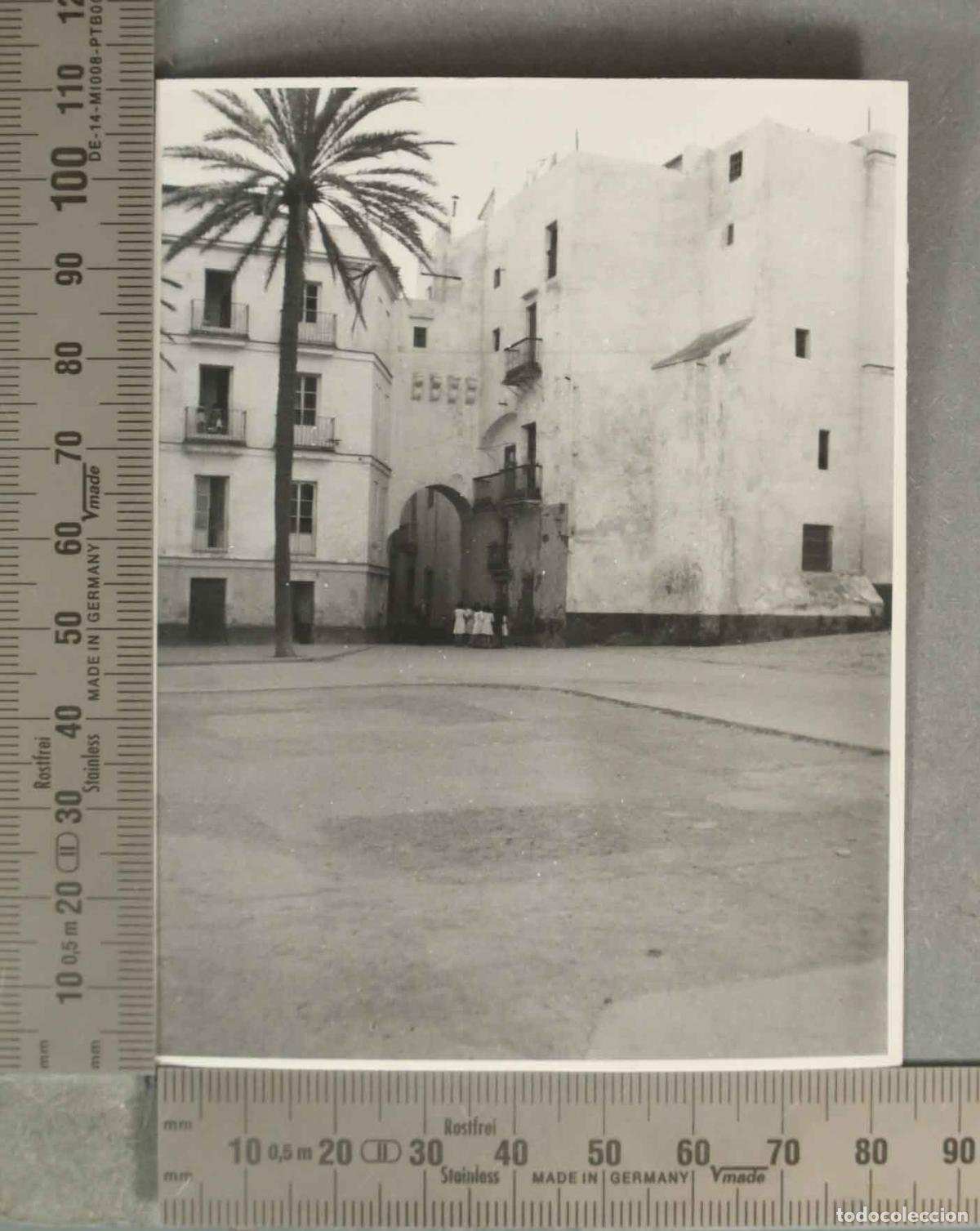 Fotografia antiga: FOTOGRAFIA. C&aacute;diz - Plaza de la Catedral y Arco de la Rosa NI&Ntilde;AS HACIA 1940