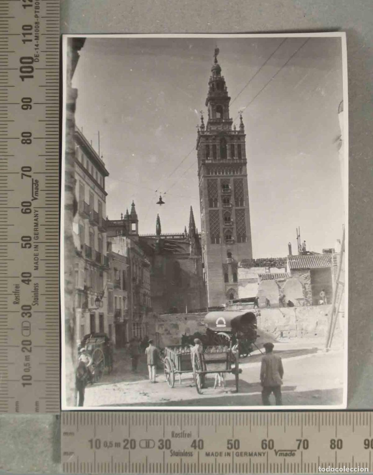 Fotograf&iacute;a antigua: FOTOGRAFIA. La Giralda - CARRUAJES TRANSPORTES SEVILLA HACIA 1940