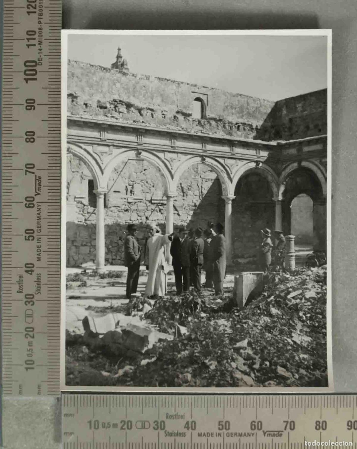 Fotograf&iacute;a antigua: FOTOGRAFIA. VISITA CLAUSTRO CARTUJA DA&Ntilde;OS GUERRA CIVIL SEVILLA HACIA 1949