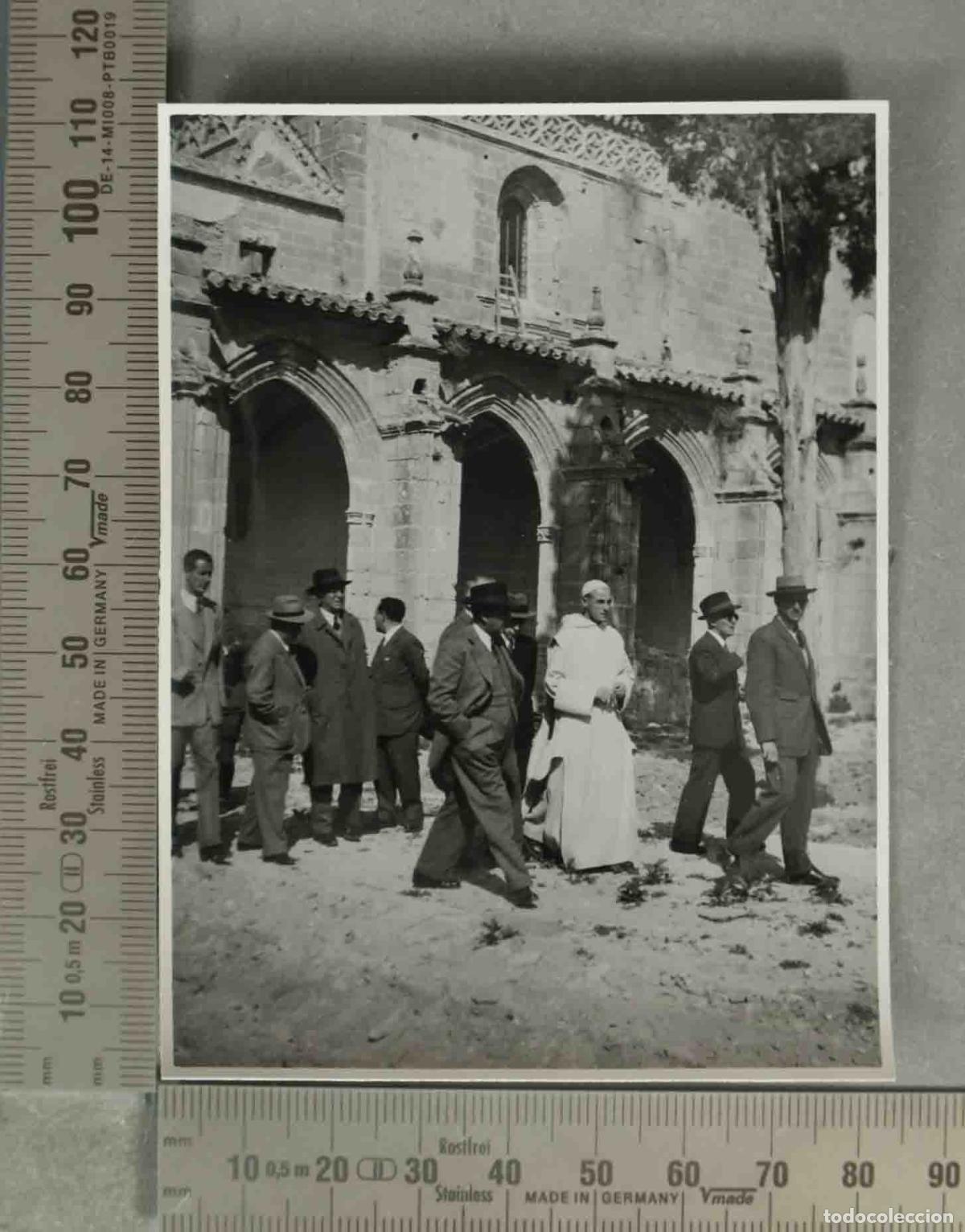 Fotograf&iacute;a antigua: FOTOGRAFIA. VISITA CLAUSTRO CARTUJA DA&Ntilde;OS GUERRA CIVIL SEVILLA HACIA 1949