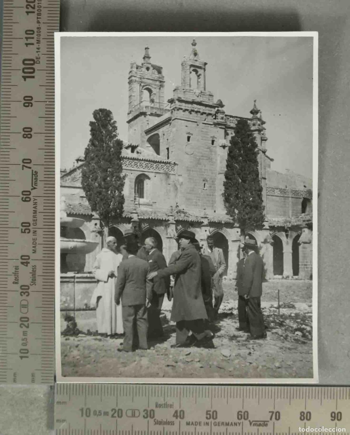 Fotograf&iacute;a antigua: FOTOGRAFIA. VISITA CLAUSTRO CARTUJA DA&Ntilde;OS GUERRA CIVIL SEVILLA HACIA 1949
