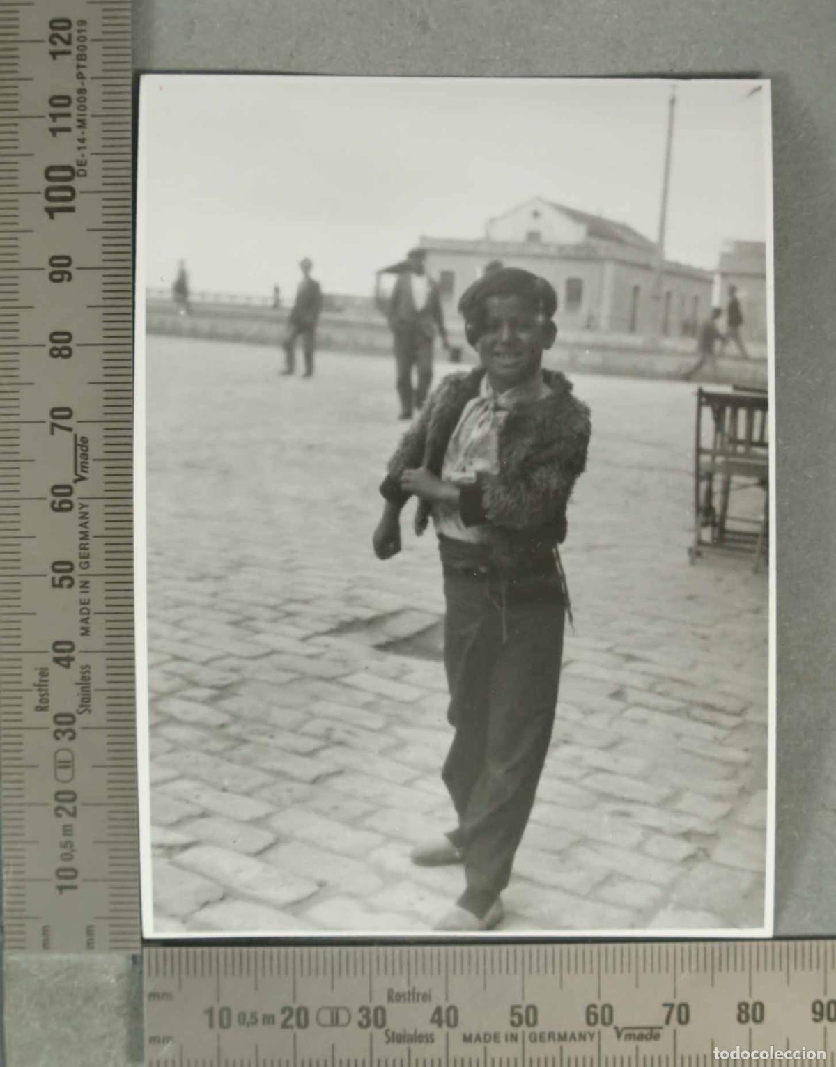 Fotograf&iacute;a antigua: FOTOGRAFIA. NI&Ntilde;O EN LA CALLE MALAGA HACIA 1940