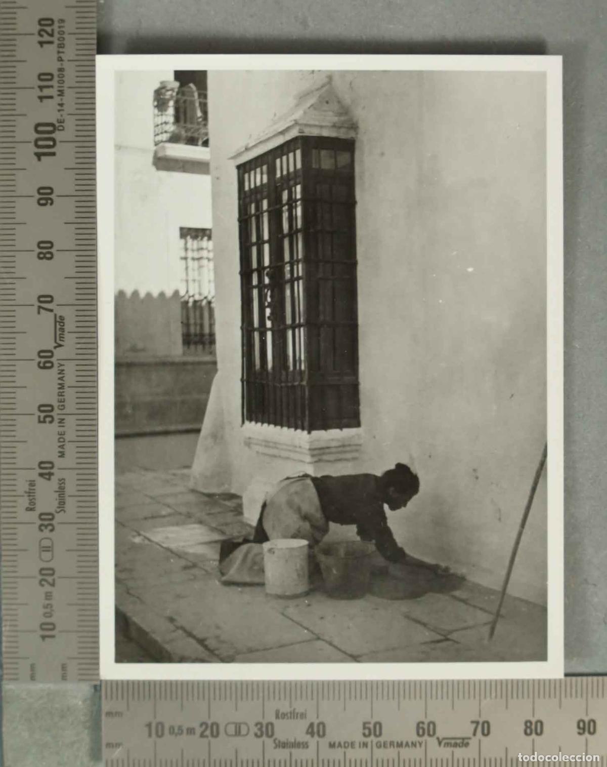 Fotograf&iacute;a antigua: FOTOGRAFIA. MUJER FREGANDO SUELO RONDA HACIA 1940