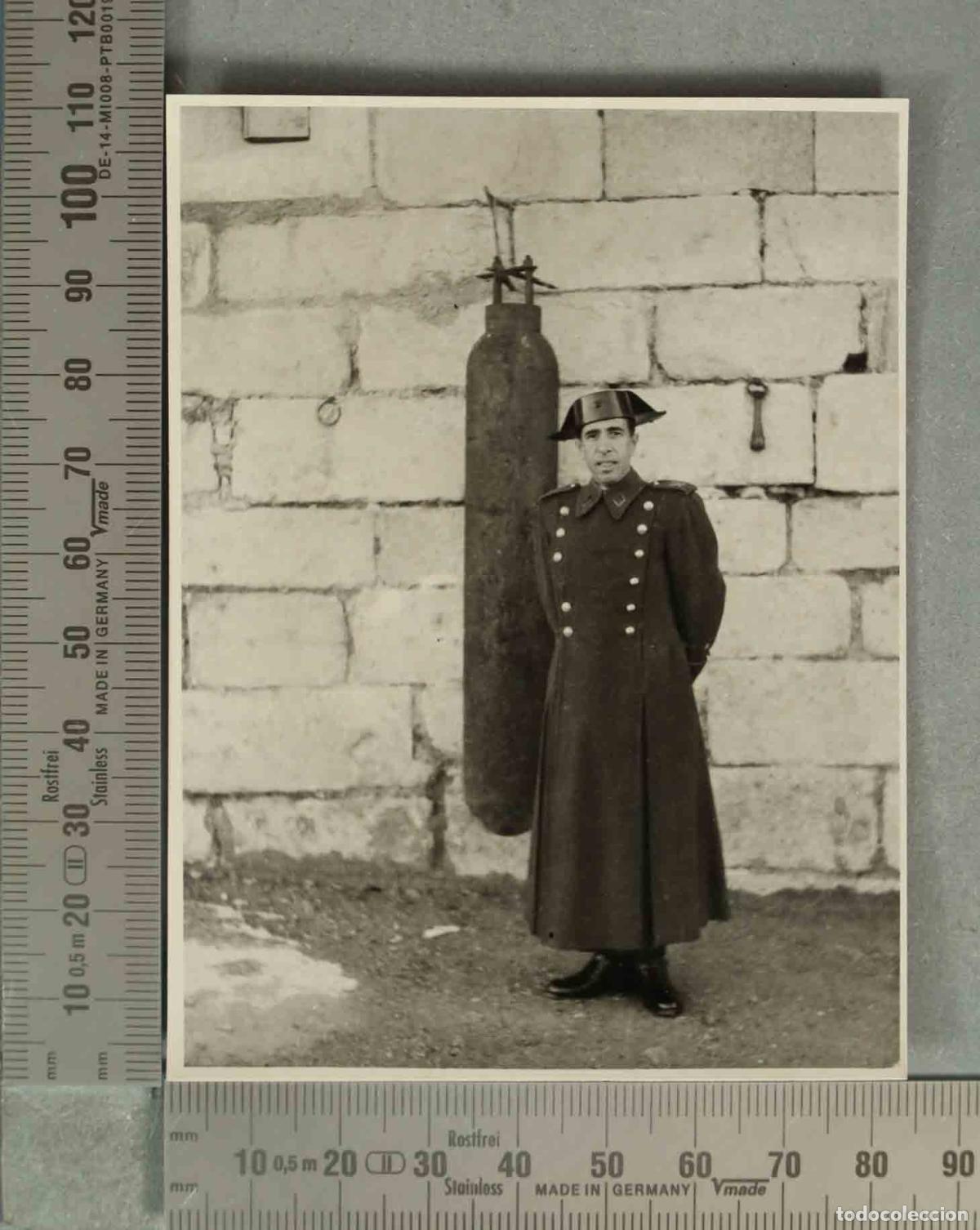 Fotografia antiga: FOTOGRAFIA. GUARDIA CIVIL CON BOMBA SANTUARIO VIRGEN DE LA CABEZA HACIA 1940