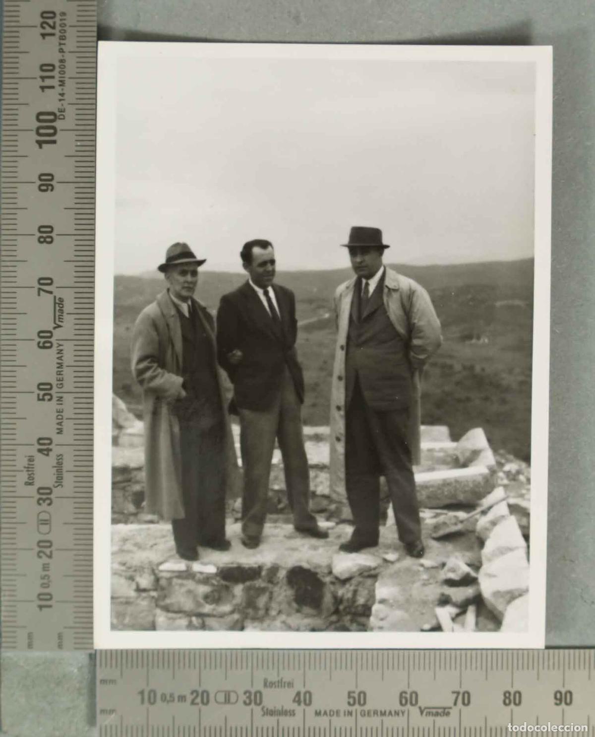 Fotografia antiga: FOTOGRAFIA. HOMBRES EN RUINAS SANTUARIO VIRGEN DE LA CABEZA HACIA 1940