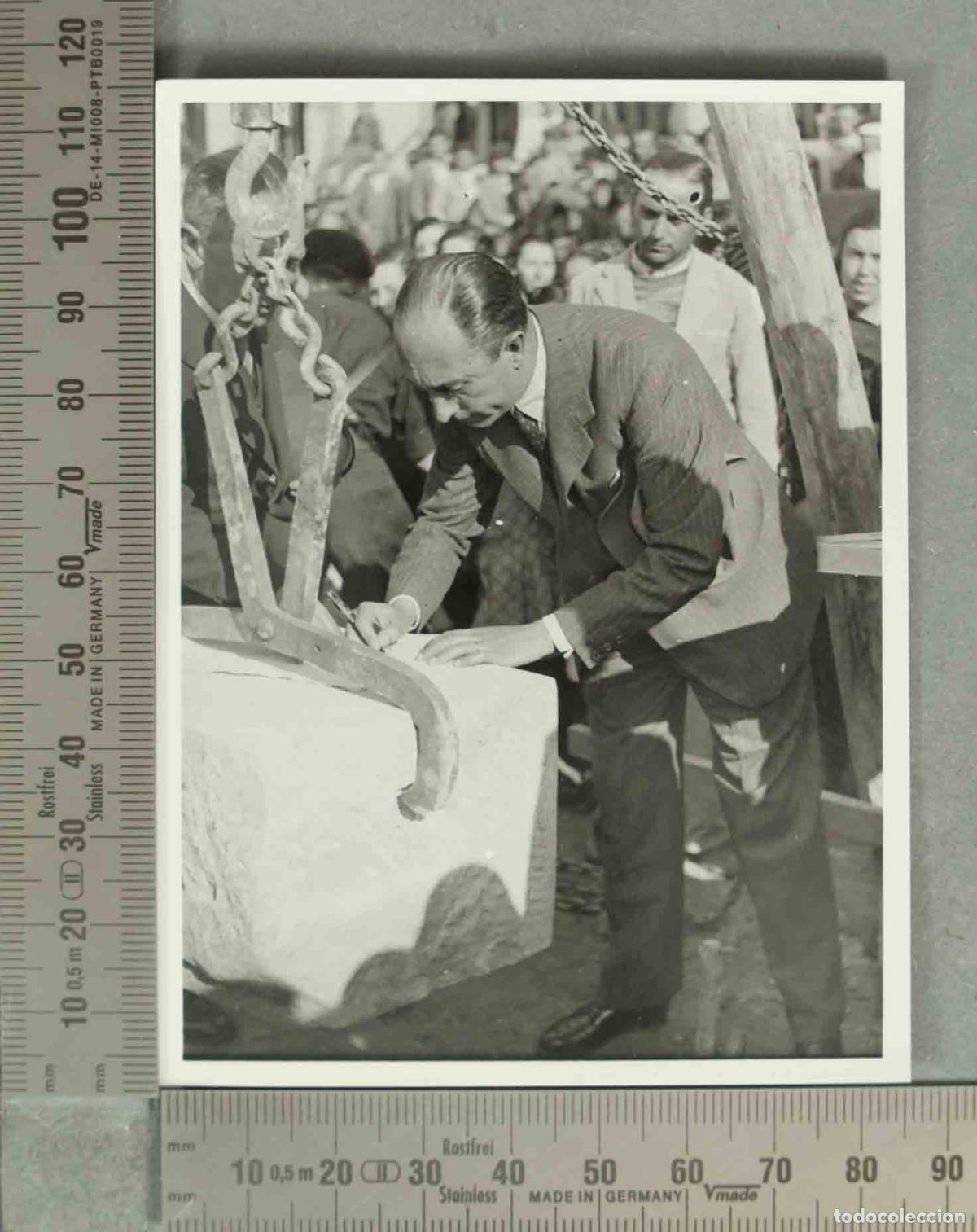 Fotografia antiga: FOTOGRAFIA. COLOCACION PIEDRA PORCUNA. CASTILLO. GUERRA CIVIL 1941