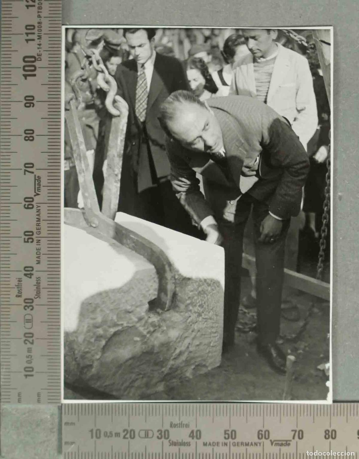 Fotografia antiga: FOTOGRAFIA. COLOCACION PIEDRA PORCUNA. CASTILLO. GUERRA CIVIL 1941