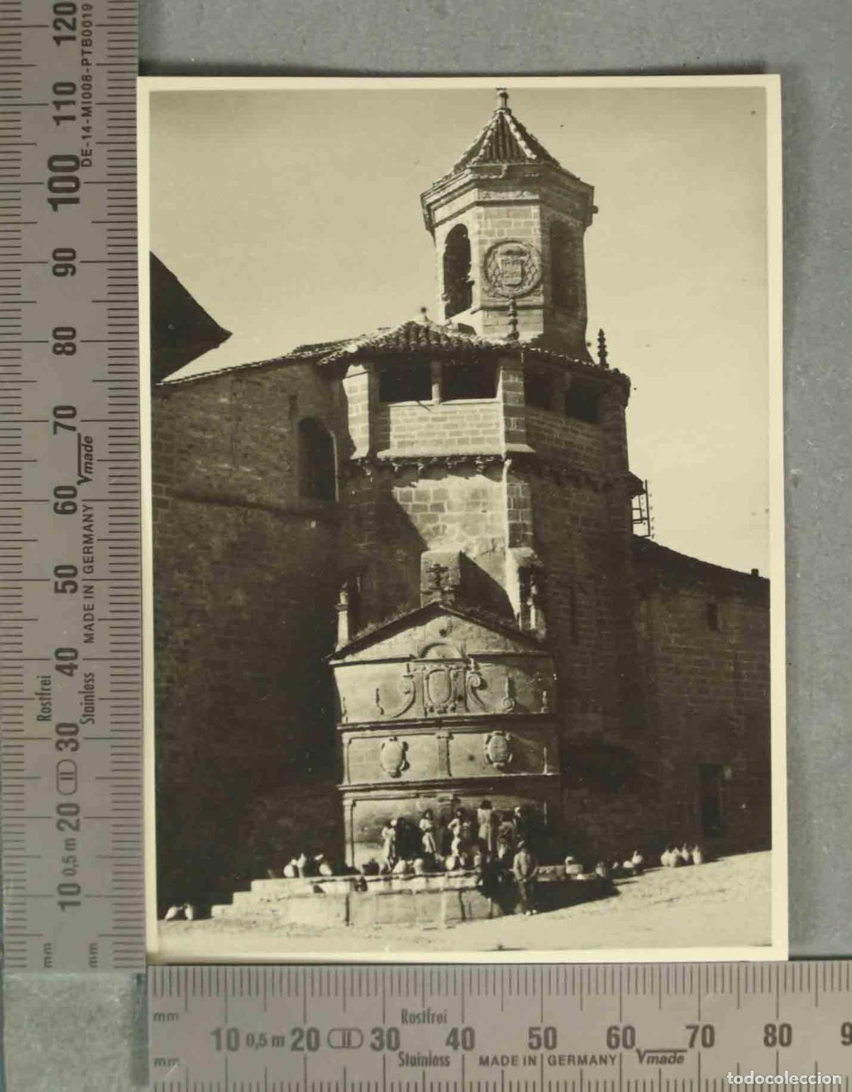 Fotografia antiga: FOTOGRAFIA. &Uacute;beda - Fuente y &Aacute;bside de San Pablo HACIA 1940 NI&Ntilde;OS CANTAROS EN FUENTE