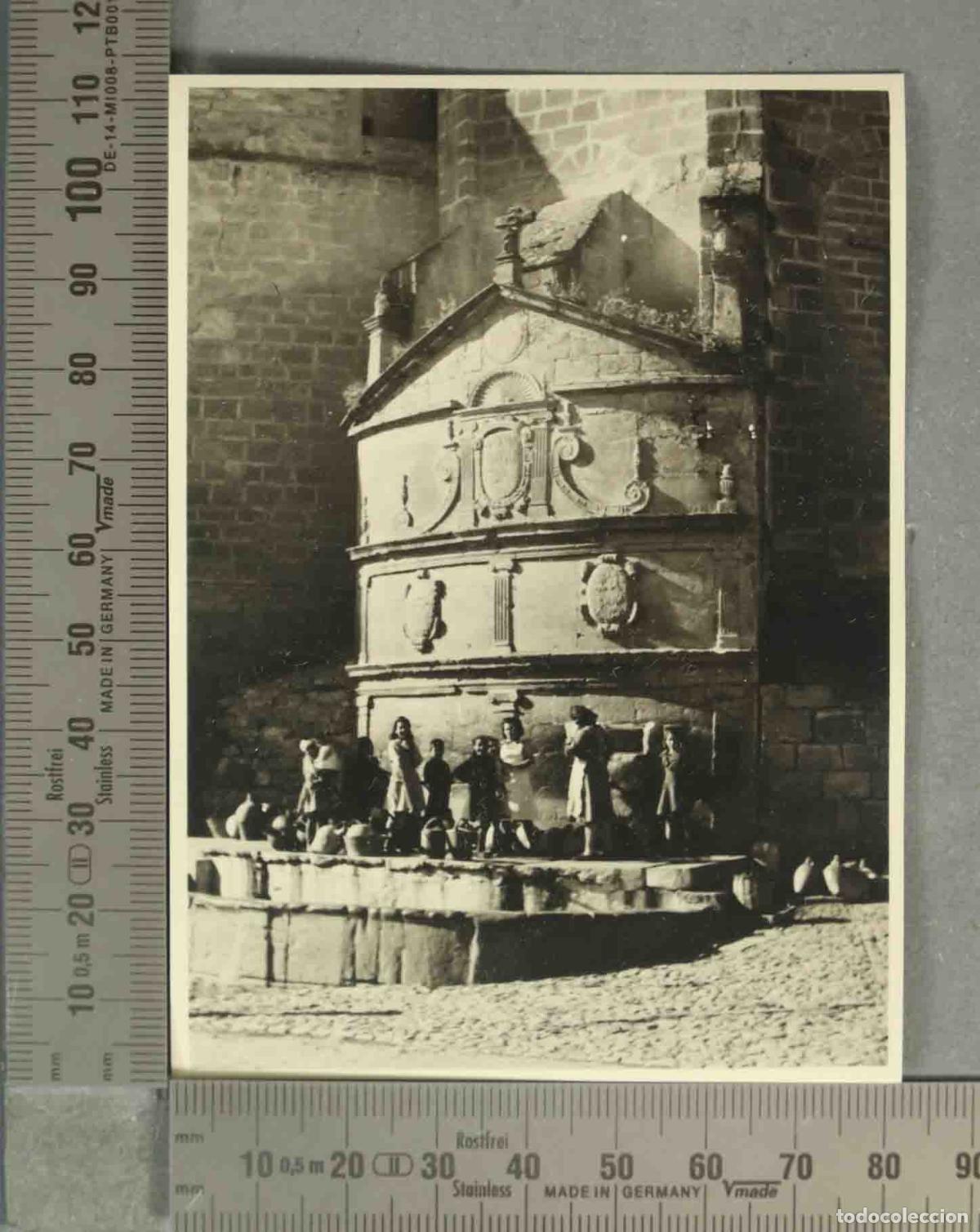 Fotografia antiga: FOTOGRAFIA. &Uacute;beda - Fuente y &Aacute;bside de San Pablo HACIA 1940 NI&Ntilde;OS CANTAROS EN FUENTE
