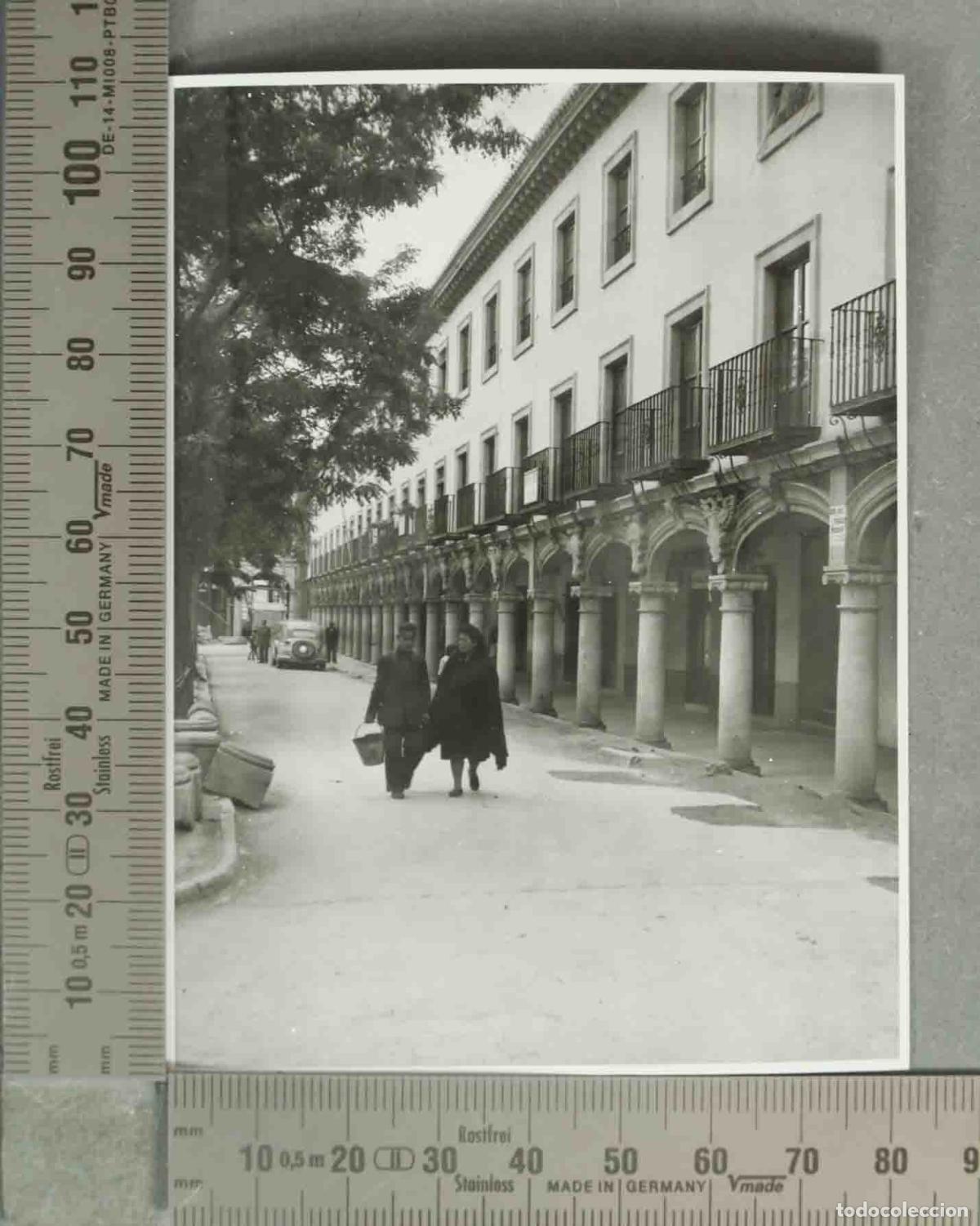 Fotografia antiga: FOTOGRAFIA. CALLE PORTICADA GUADIX HACIA 1940