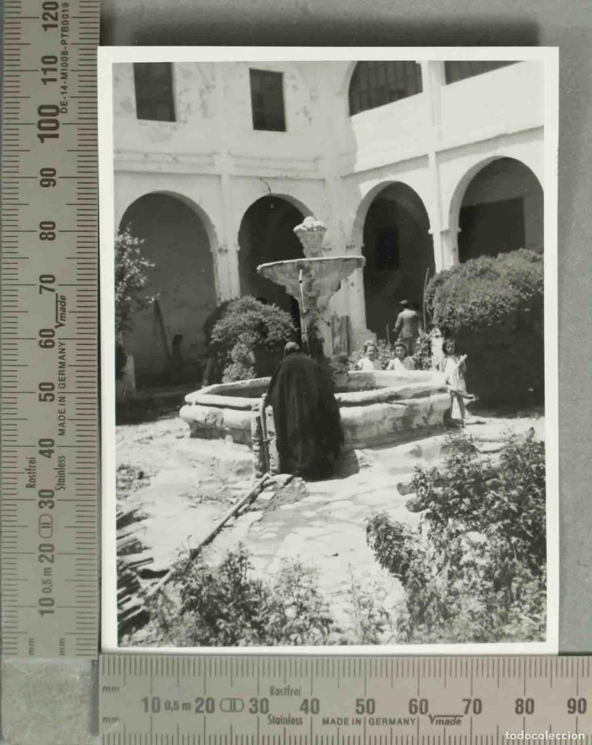 Fotograf&iacute;a antigua: FOTOGRAFIA. INTERIOR PATIO NI&Ntilde;AS. FUENTE. GUADIX HACIA 1940