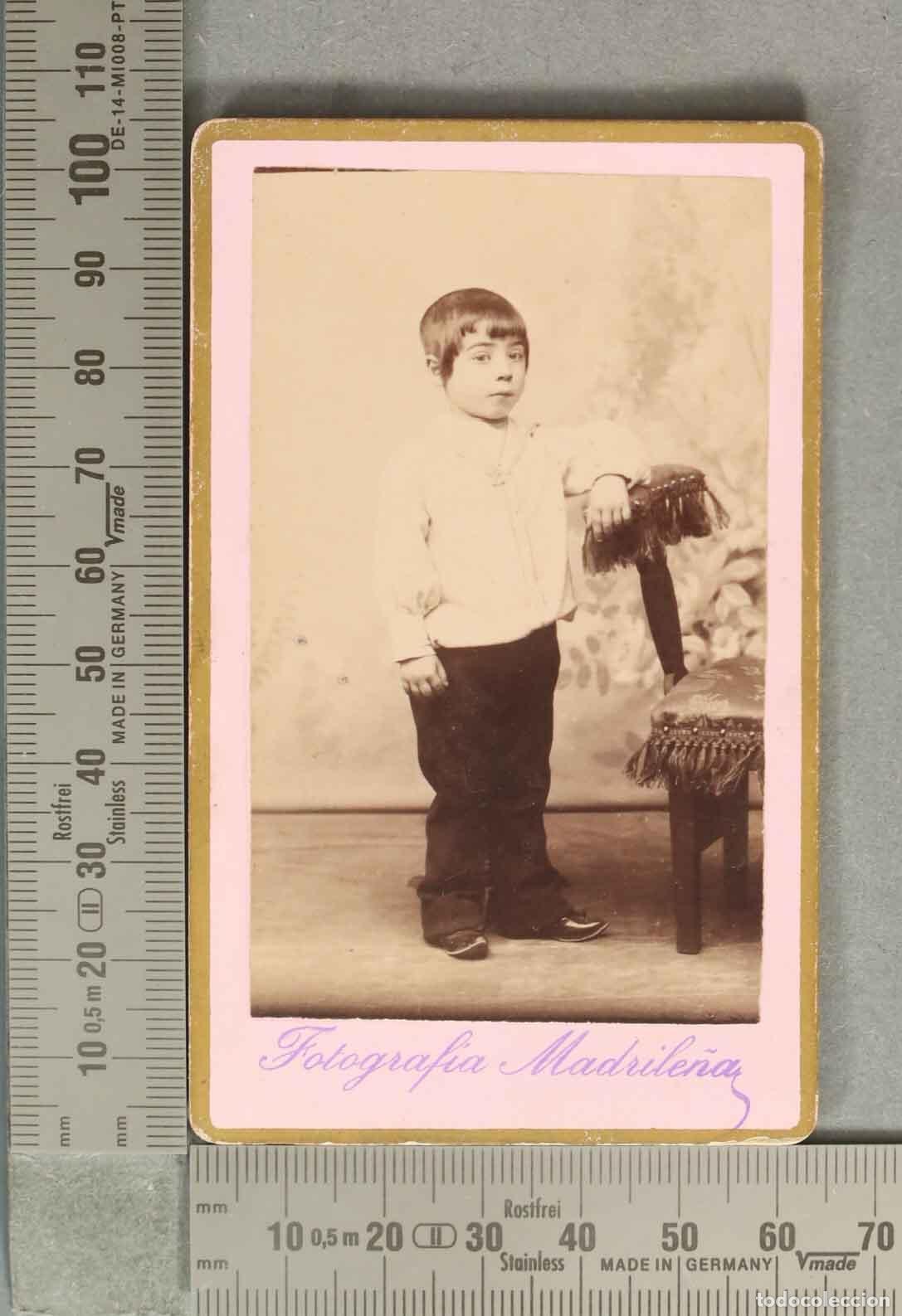 Fotograf&iacute;a antigua: CARTE DE VISITE FOTOGRAFIA. Ni&ntilde;o apoyado en mueble de estudio - Fotograf&iacute;a Madrile&ntilde;a SANTANDER