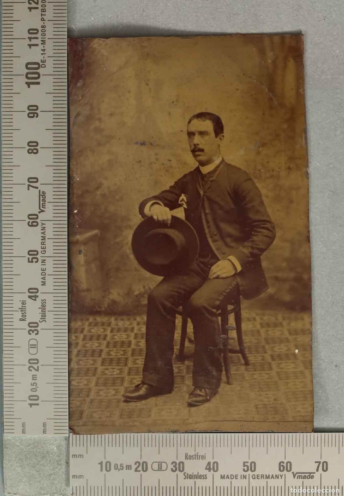 Fotograf&iacute;a antigua: FOTOGRAFIA. Hombre con sombrero sentado - Ferrotipo