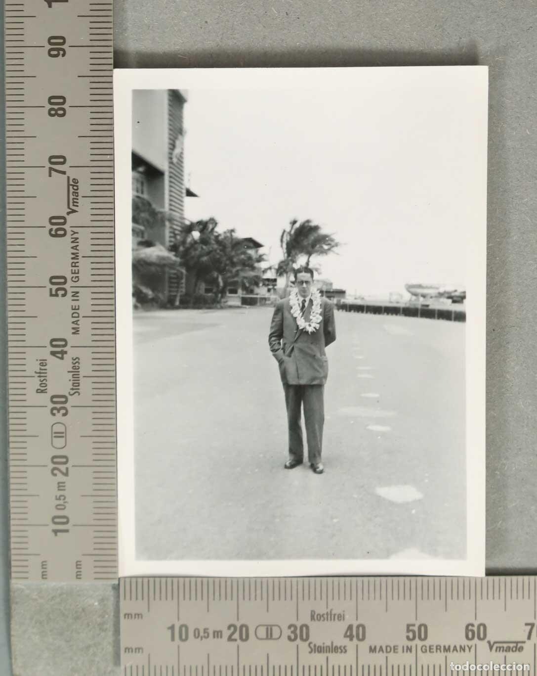 Fotograf&iacute;a antigua: FOTOGRAFIA. SANCHEZ SILVA ESCRITOR EN AEROPUERTO DE HONOLULU