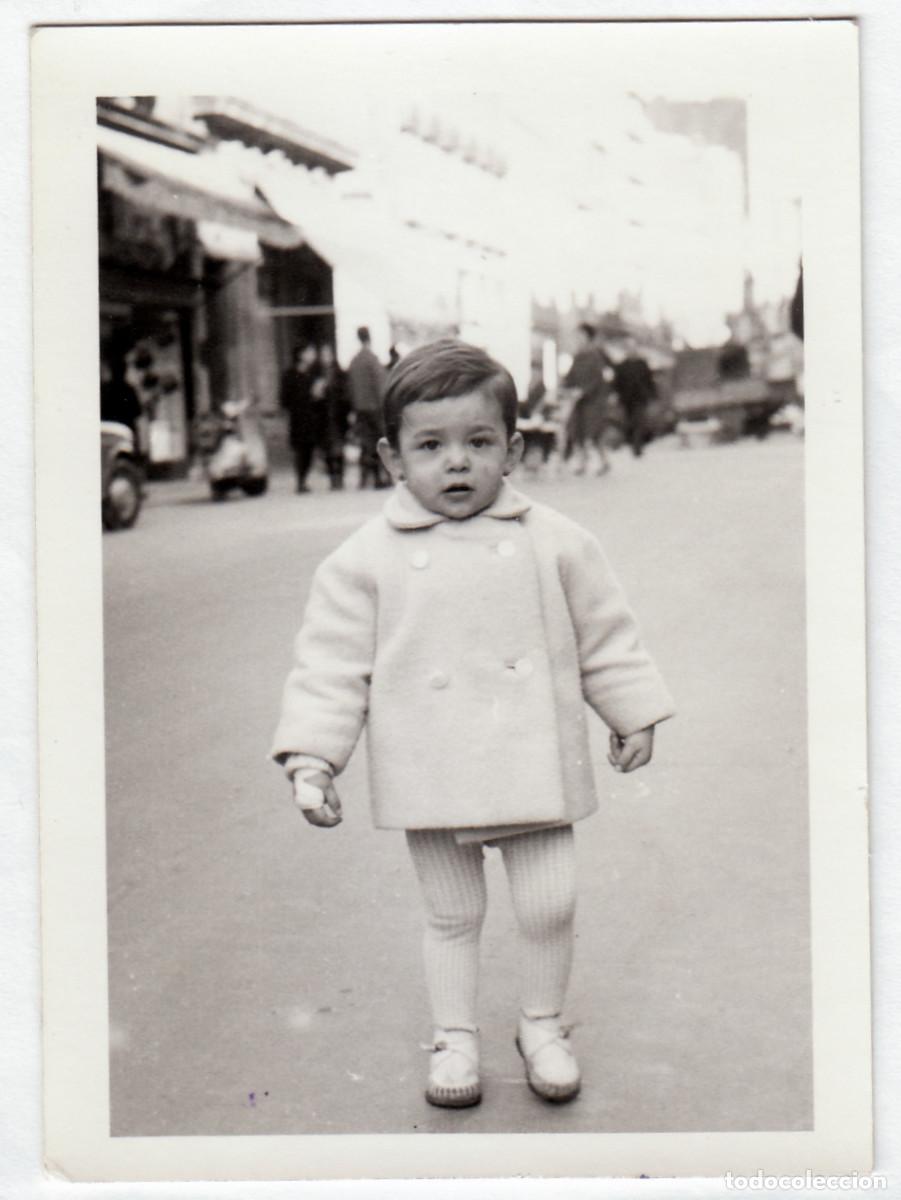 Fotograf&iacute;a antigua: Ni&ntilde;o en la calle. Foto Fernandez, Vigo. A&ntilde;os 50-60 pc