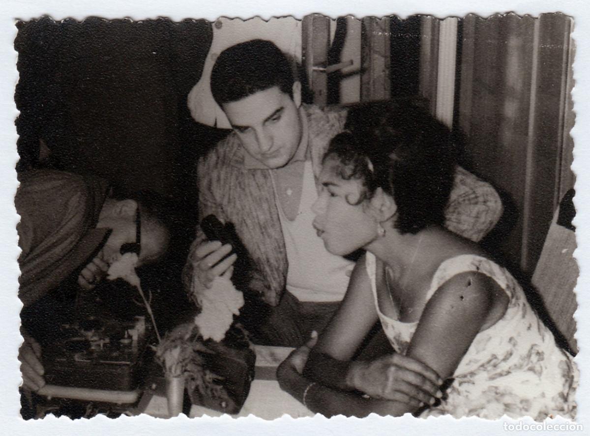 Fotograf&iacute;a antigua: Mujer con periodista grabando una entrevista. Informaci&oacute;n Llanos, Vigo. A&ntilde;os 60 pc