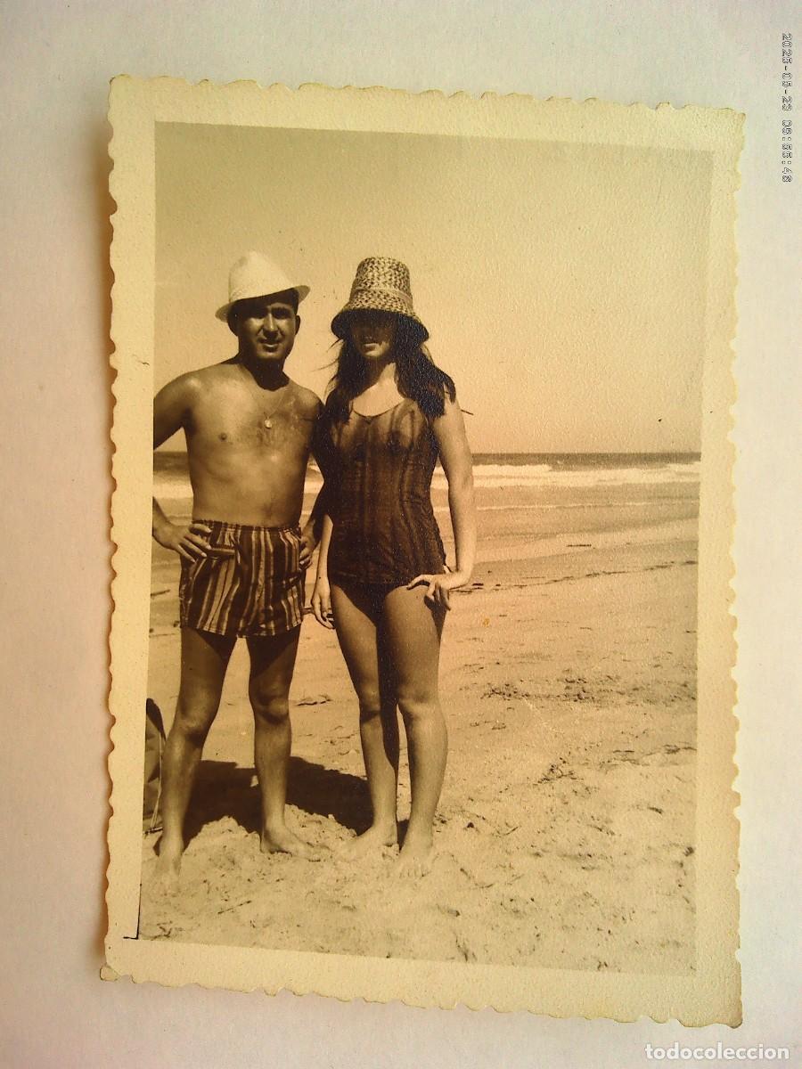 Photographie ancienne: FOTO DE PAREJA EN BA&Ntilde;ADOR EN LA PLAYA . CADIZ , 1963