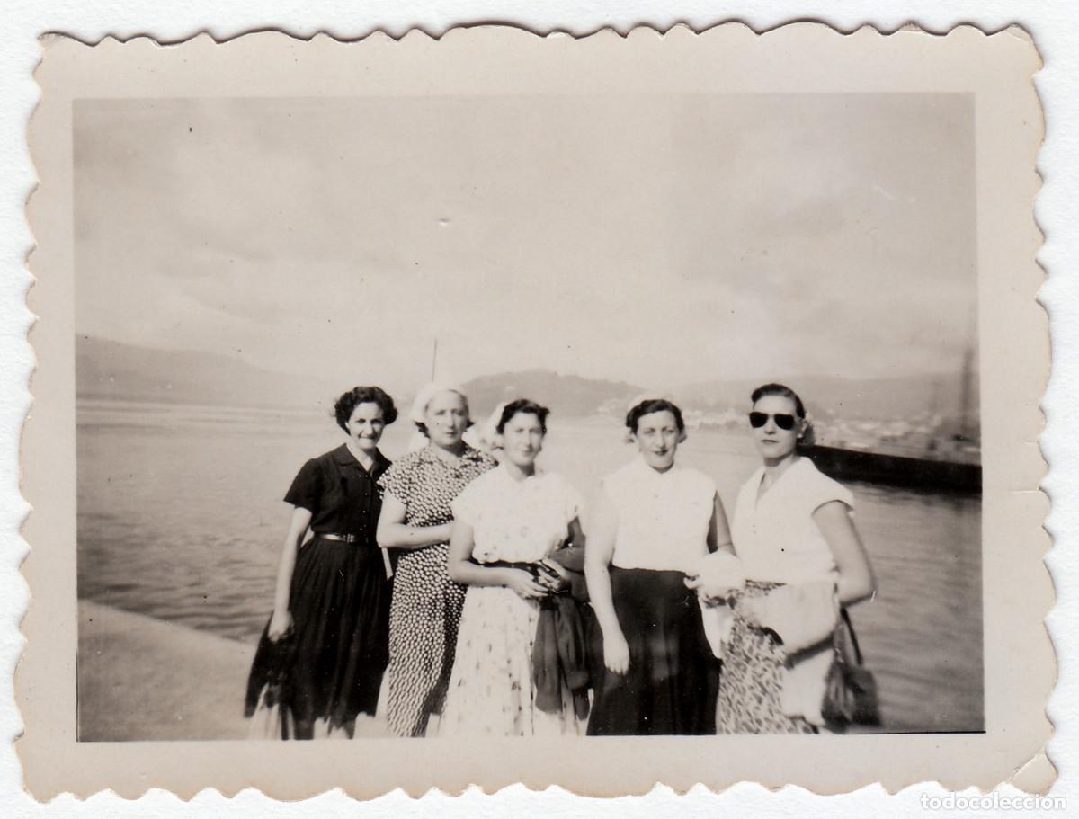 Fotograf&iacute;a antigua: Grupo de amigas en Berb&eacute;s, Vigo. A&ntilde;os 50 pc