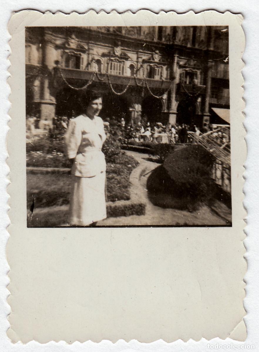 Fotograf&iacute;a antigua: Plaza Mayor de Salamanca engalanada en un d&iacute;a de Feria. A&ntilde;os 50 pc
