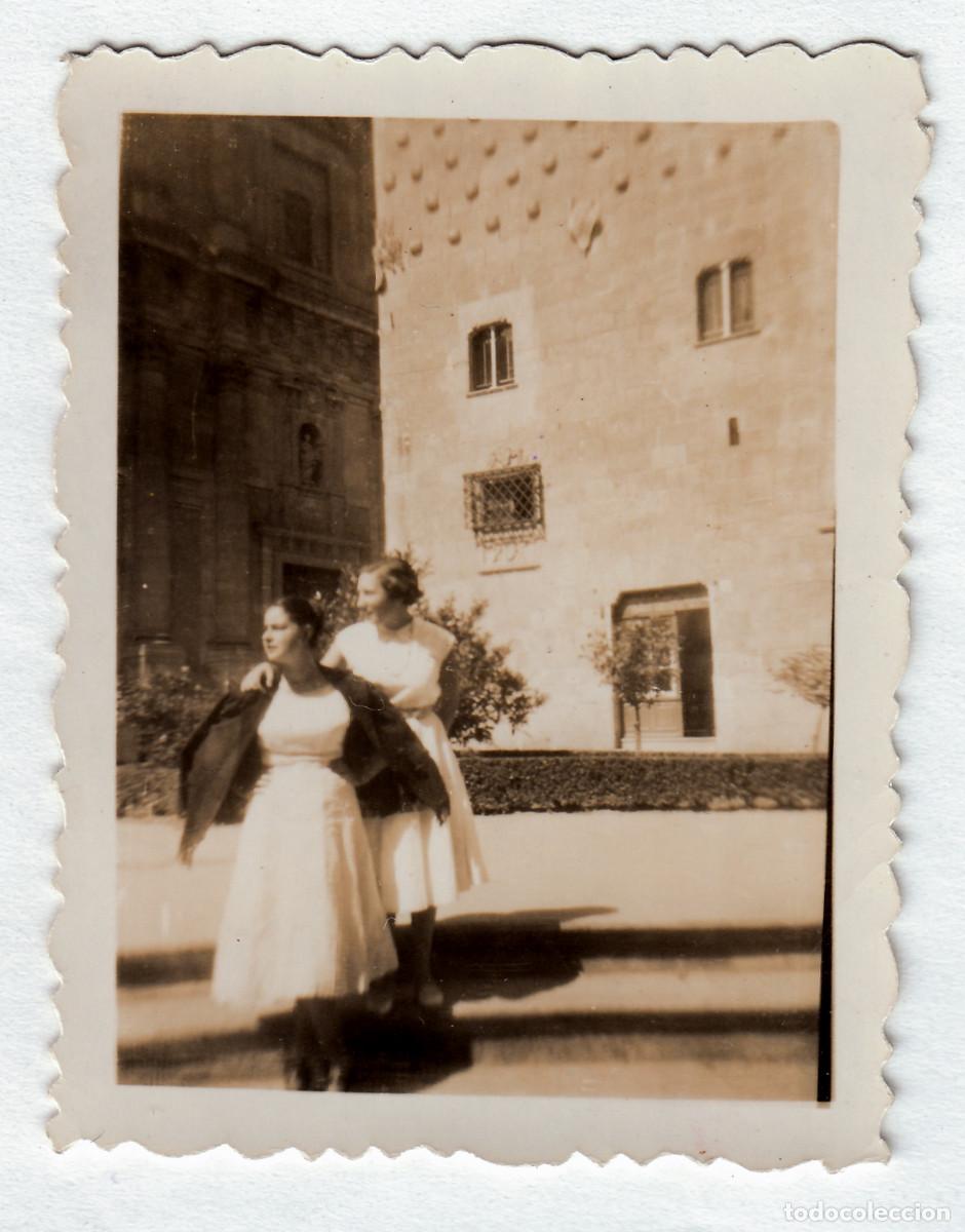Fotograf&iacute;a antigua: Pareja de amigas. Casa de Las Conchas, Salamanca. A&ntilde;os 50 pc