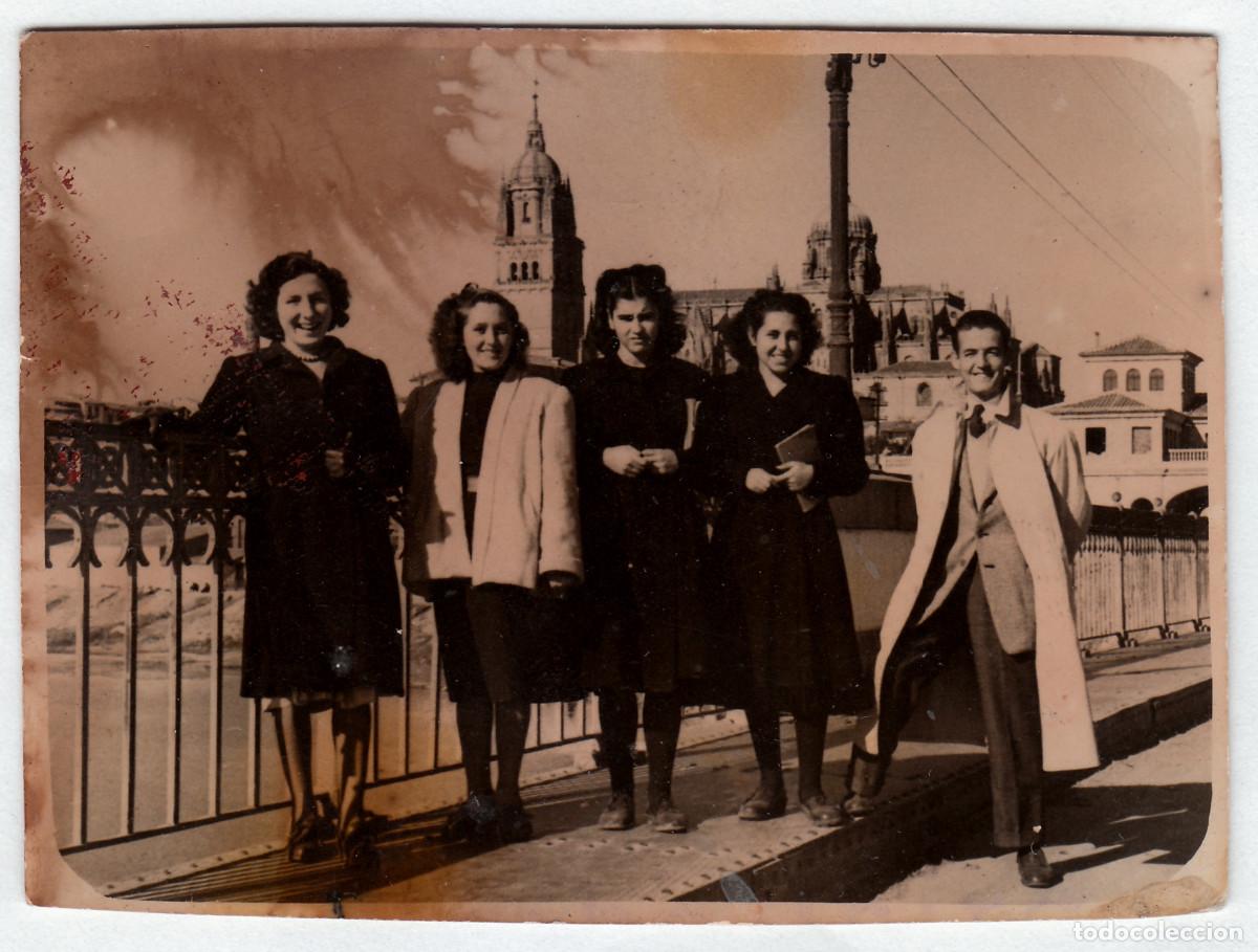 Fotograf&iacute;a antigua: Amigos posando, al fondo la catedral de Salamanca. A&ntilde;os 40-50 pc