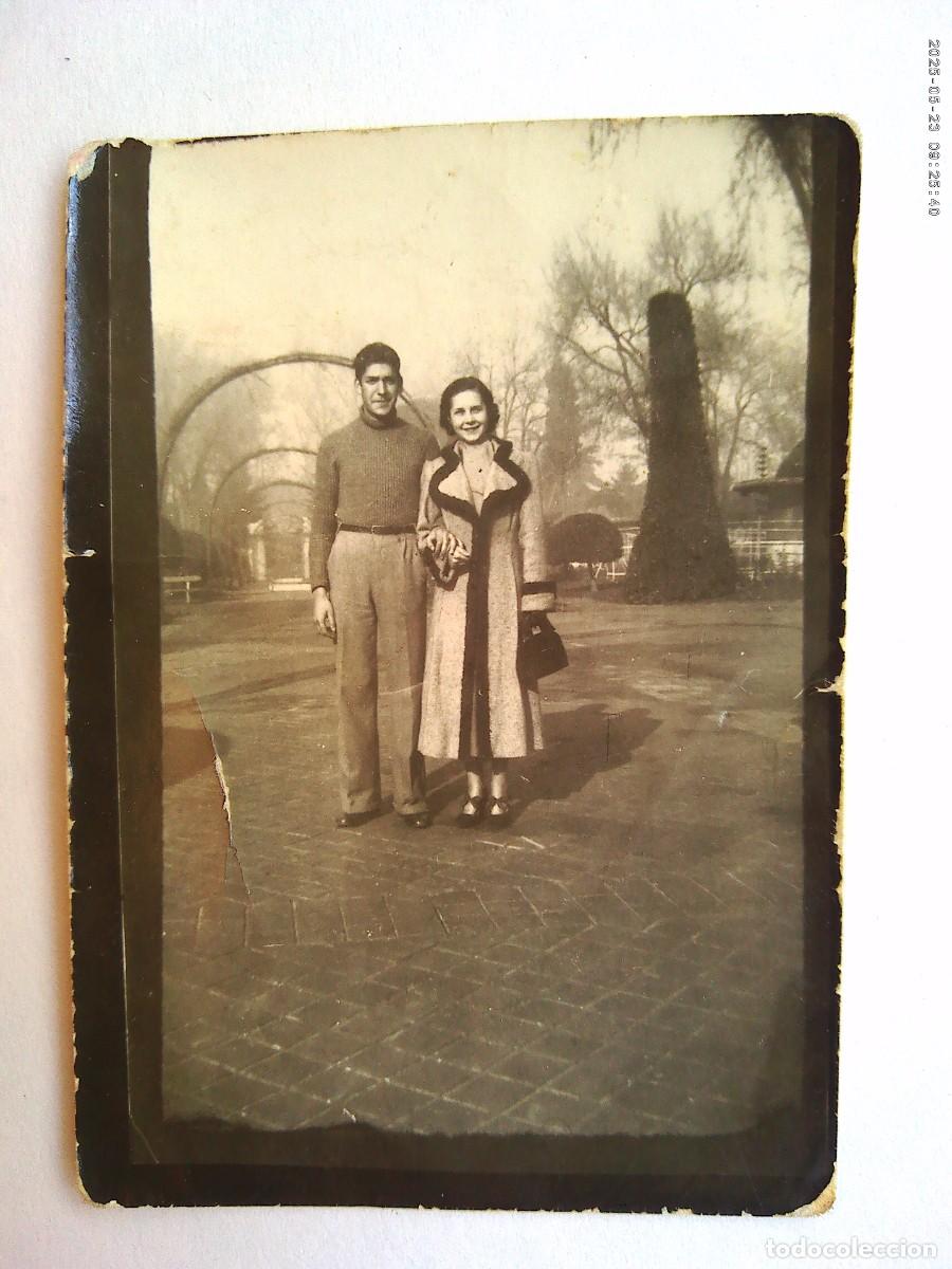 Photographie ancienne: FOTO DE PAREJA EN UN PARQUE, &Eacute;L PARECE UN MILICIANO . A&Ntilde;OS 30