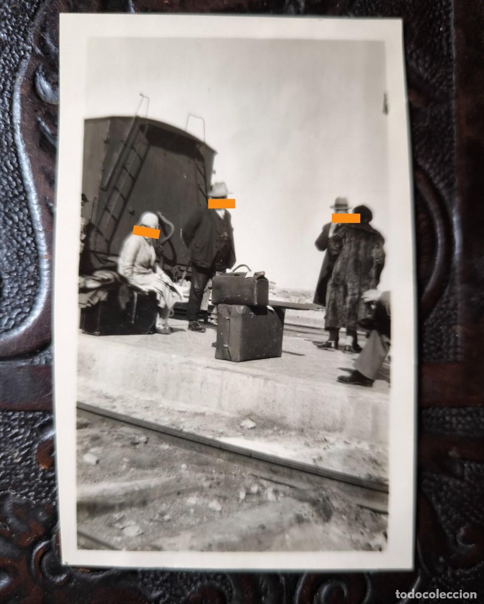 Fotograf&iacute;a antigua: Antigua fotograf&iacute;a. Junto al ferrocarril.