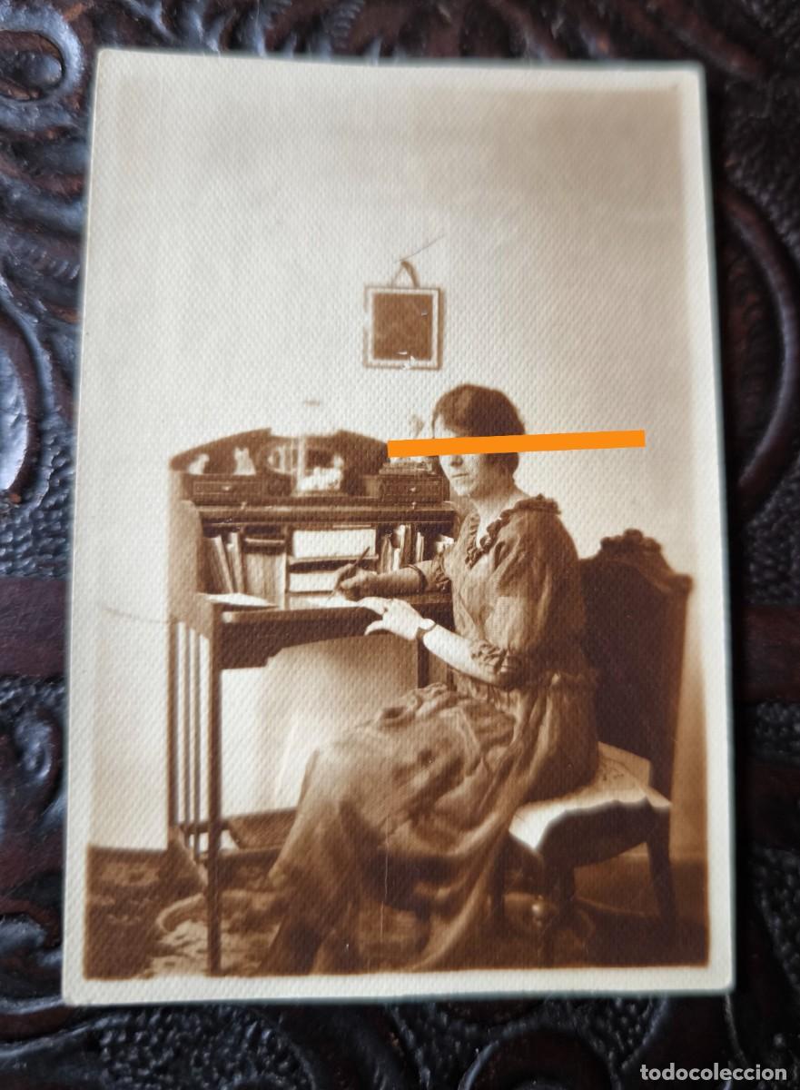 Fotograf&iacute;a antigua: Antigua fotograf&iacute;a. Se&ntilde;orita junto al escritorio. A&ntilde;os 30.