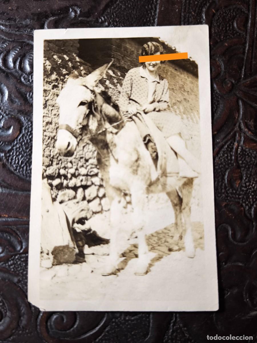 Fotograf&iacute;a antigua: Antigua fotograf&iacute;a de &eacute;poca. Chica montada en el borrico. A&ntilde;os 20.