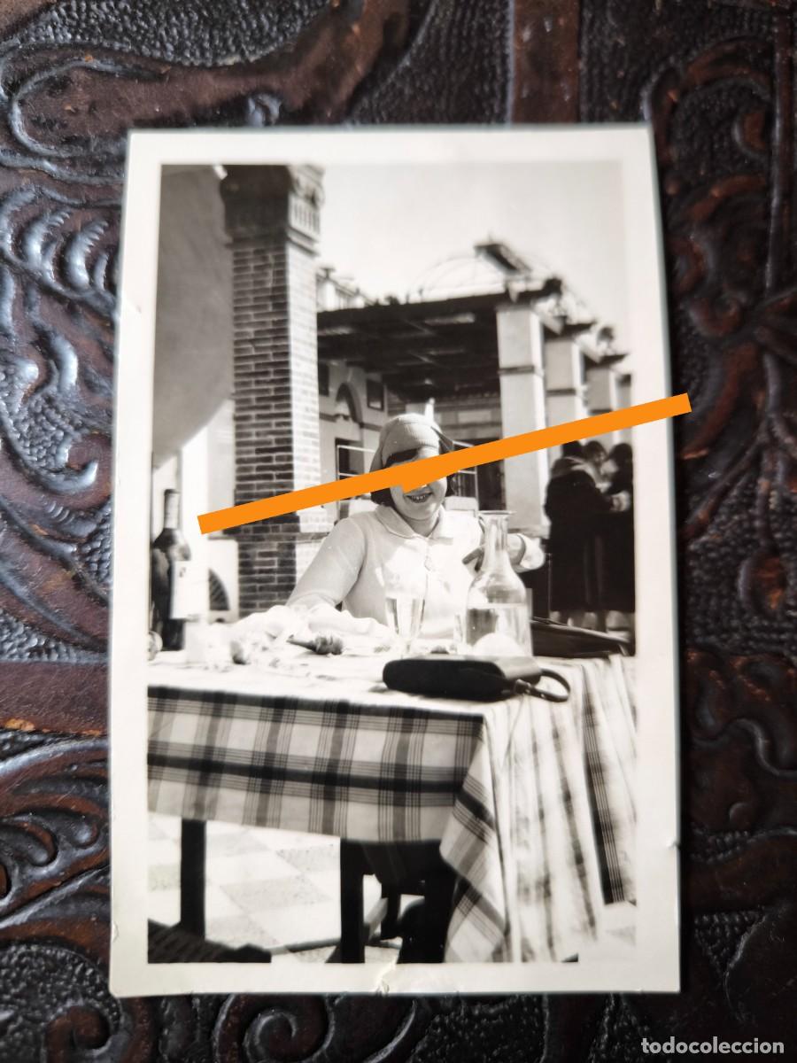 Fotograf&iacute;a antigua: Antigua fotograf&iacute;a de &eacute;poca. Se&ntilde;orita. En la terraza. A&ntilde;os 20.