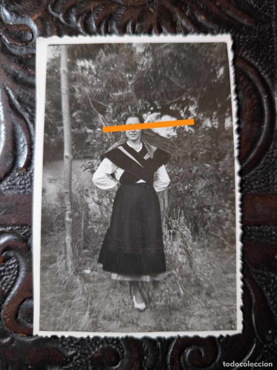 Fotograf&iacute;a antigua: Antigua fotograf&iacute;a. Chica con el traje t&iacute;pico. Fot&oacute;grafo Celta. Lugo. A&ntilde;o 1950.