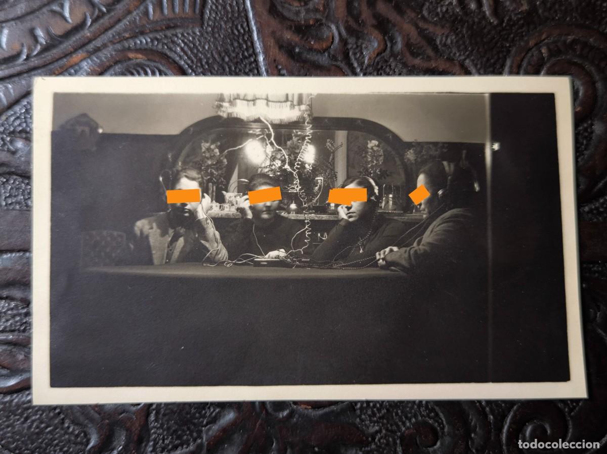 Fotograf&iacute;a antigua: Antigua fotograf&iacute;a. Conectados a un equipo de telegraf&iacute;a. A&ntilde;os 20.