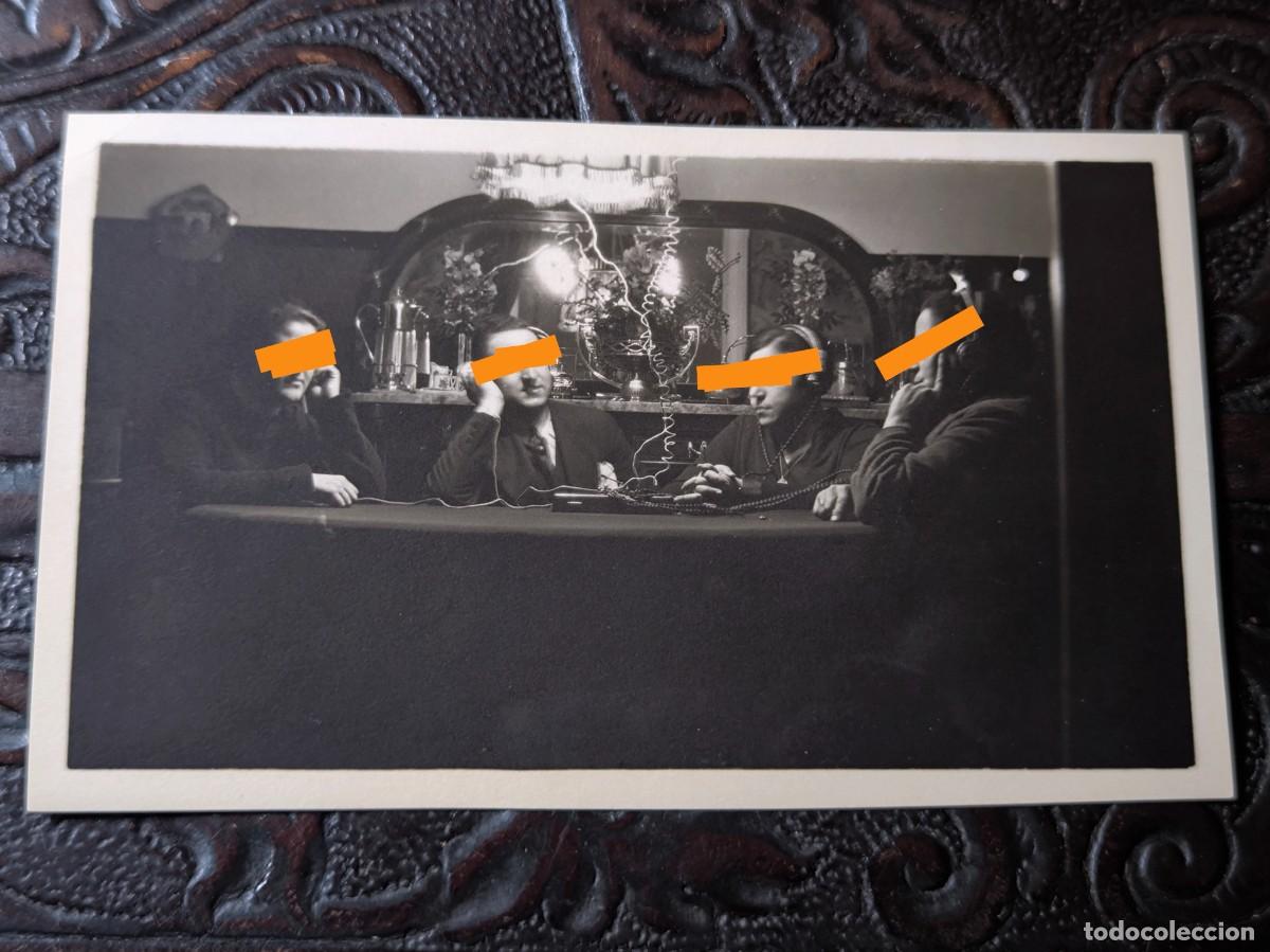 Fotograf&iacute;a antigua: Antigua fotograf&iacute;a. Conectados a un equipo de telegraf&iacute;a. A&ntilde;os 20.