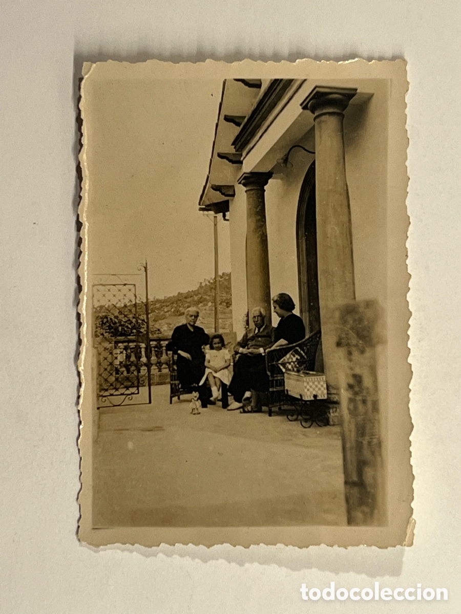 Photographie ancienne: BARCELONA.. Fotograf&iacute;a un dia en el campo.. en la Torre dels avis&hellip; (h.1950?) Med&iacute;das: 6 x 9 cm.