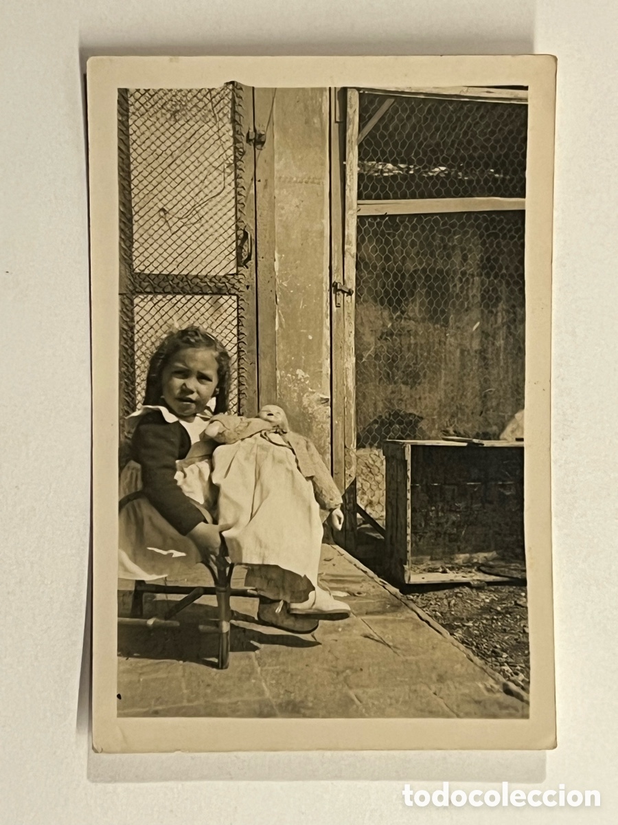 Antique Photography: NI&Ntilde;OS.. Fotograf&iacute;a la Ni&ntilde;a que acunaba a su mu&ntilde;eca junto al gallinero &hellip; (h.1945?)