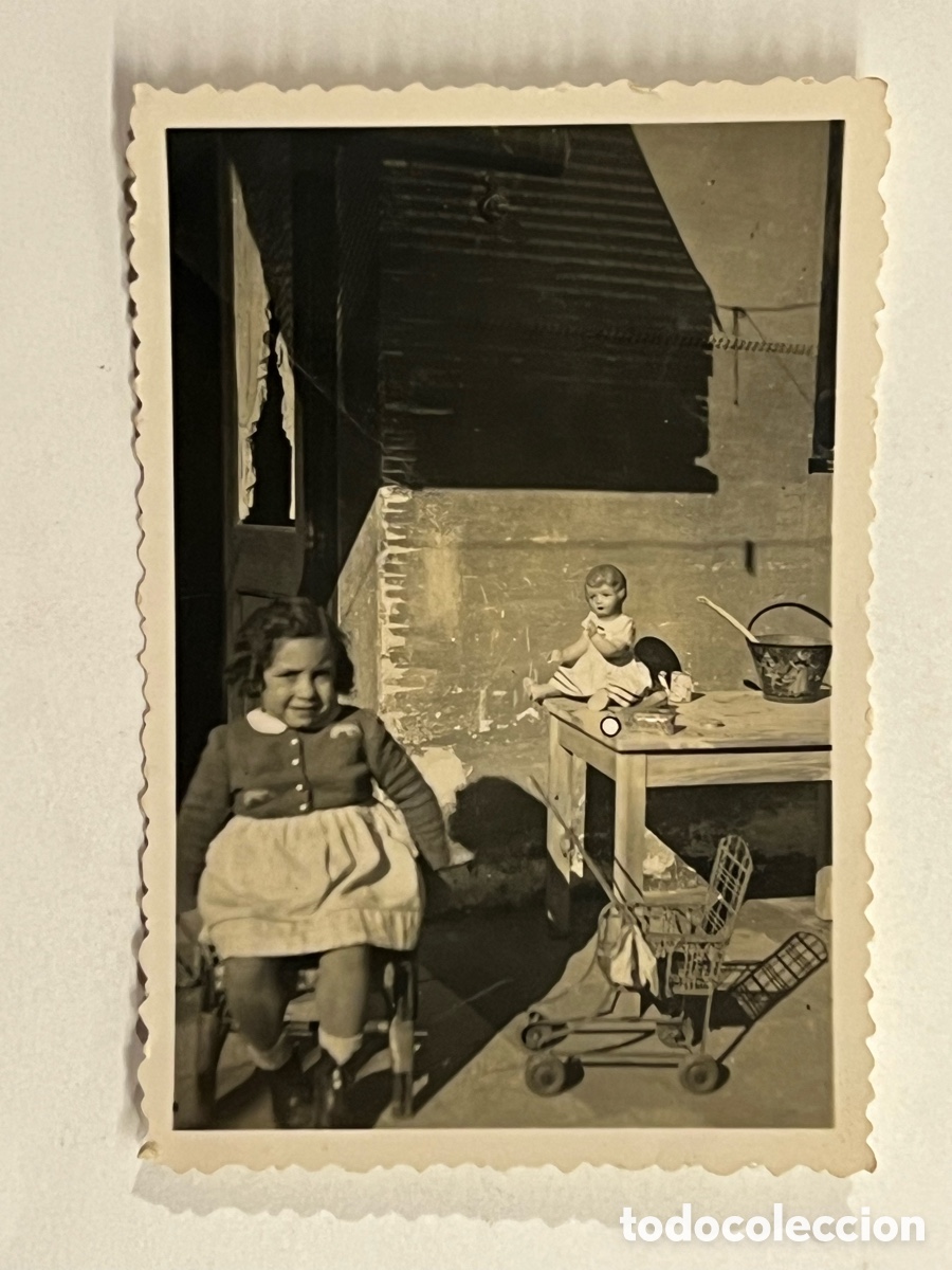 Photographie ancienne: NI&Ntilde;OS. Fotograf&iacute;a de Postguerra.. Ni&ntilde;a con juguetes.. Barcelona ? (h.1945?)