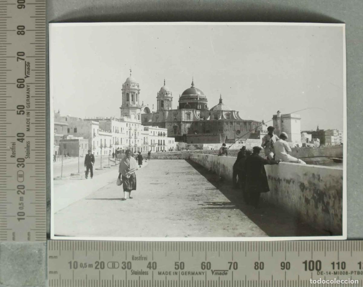 Photographie ancienne: FOTOGRAFIA. VISTA PASEO CADIZ. PESCANDO HACIA 1940
