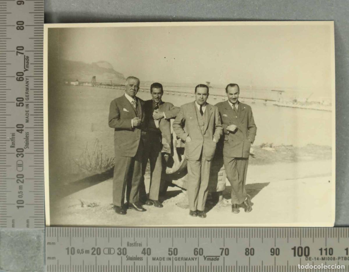 Photographie ancienne: FOTOGRAFIA. Grupo de cuatro hombres EN PUERTO DE ALGECIRAS. HACIA 1940