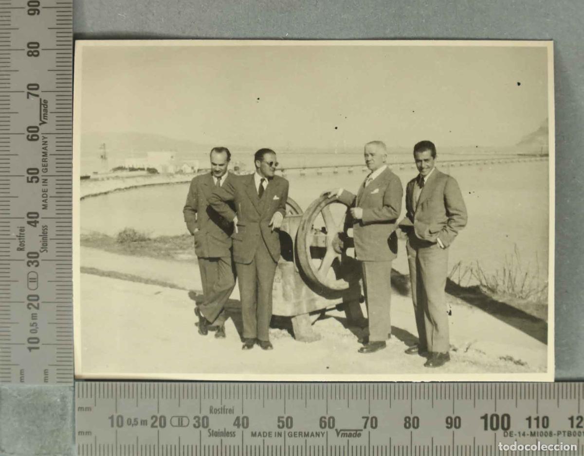 Photographie ancienne: FOTOGRAFIA. Grupo de cuatro hombres EN PUERTO DE ALGECIRAS. HACIA 1940