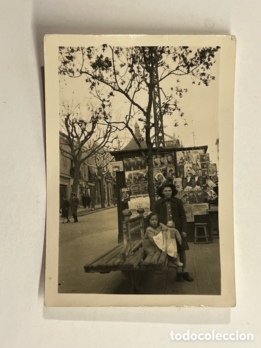 Photographie ancienne: NI&Ntilde;OS - BARCELONA de Postguerra&hellip; Ni&ntilde;as con mu&ntilde;ecas junto al Kiosco&hellip; (h.1945?)